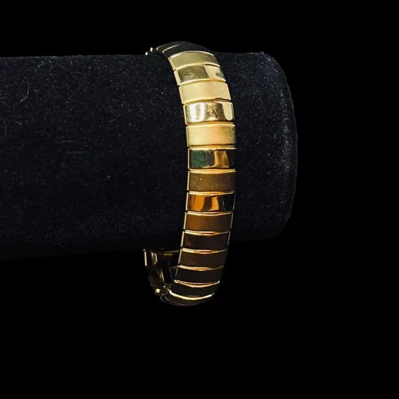 Egyptian Style Gold Tone Necklace, Bracelet And Clip On Hoop Earrings (4728) - Picture 7 of 11